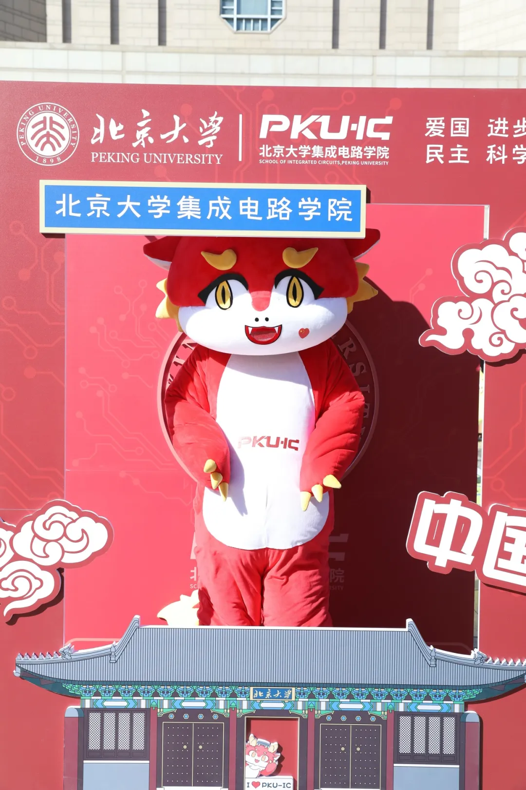 b2ae5d7915264f19b3f5ec2f10a0cbc8.jpg